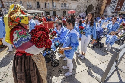 Instante de la Ofrenda Floral 2025.