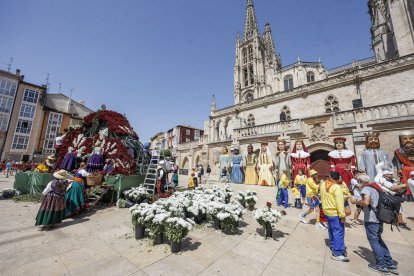 Instante de la Ofrenda Floral 2025.