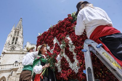 Instante de la Ofrenda Floral 2025.