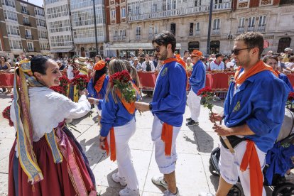 Instante de la Ofrenda Floral 2025.