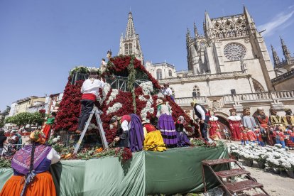 Instante de la Ofrenda Floral 2025.