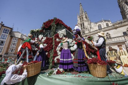 Instante de la Ofrenda Floral 2025.
