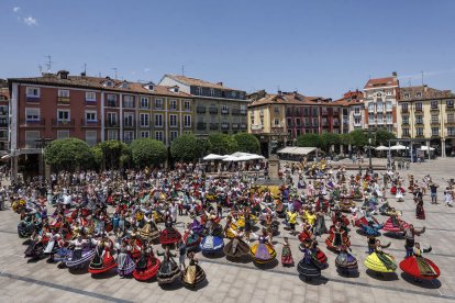 Imagen de bailes de jota en la Plaza Mayor.