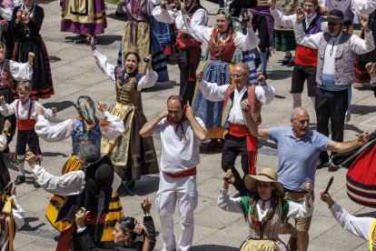 Imagen de bailes de jota en la Plaza Mayor.