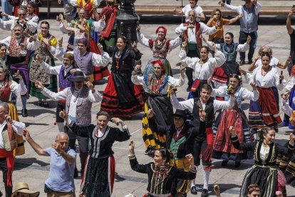 Imagen de bailes de jota en la Plaza Mayor.