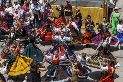 Imagen de bailes de jota en la Plaza Mayor.