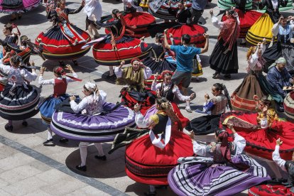 Imagen de bailes de jota en la Plaza Mayor.
