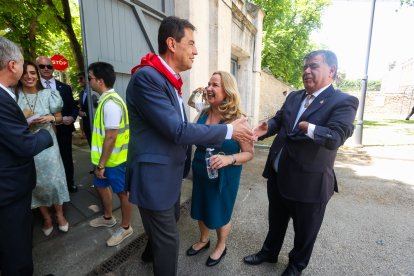 El Ayuntamiento celebra la tradicional recepción en el Palacio de la Isla.