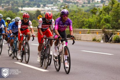 Sergio Chumil trabaja al frente del grupo perseguidor.