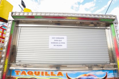 Imágenes de una feria cerrada en forma de protesta para no volver a la calle Laredo el próximo año.
