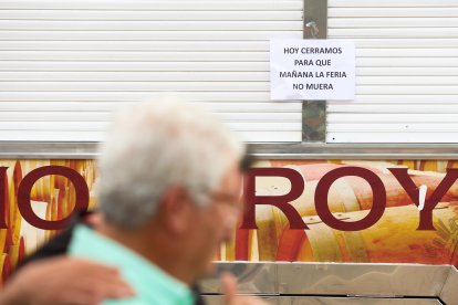 Imágenes de una feria cerrada en forma de protesta para no volver a la calle Laredo el próximo año.