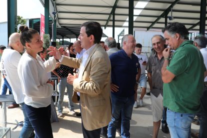 El presidente de la Junta de Castilla y León, Alfonso Fernández Mañueco, presenta medidas de apoyo al sector agrario de la Comunidad, en la imagen, Alfonso Fernánez Mañueco conversa con Gloria Suárez