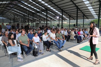 El presidente de la Junta de Castilla y León, Alfonso Fernández Mañueco, presenta medidas de apoyo al sector agrario de la Comunidad, en la imagen la periodista Miriam García se dirige al público