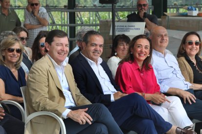 El presidente de la Junta de Castilla y León, Alfonso Fernández Mañueco(I) junto al alcalde accidental, Jaime Miguel Primo(2I) ; y la consejera de Agricultura y Ganadería, María González, entre otros, antes de presentar las medidas de apoyo al sector agrario de la Comunidad