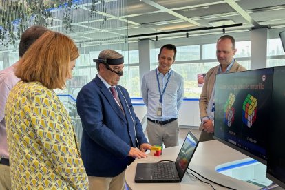 El consejero de Movilidad y Transformación Digital, José Luis Sanz Merino, visita La Cabina, el espacio de inspiración tecnológica de Telefónica