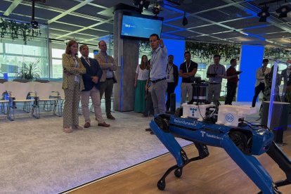 El consejero de Movilidad y Transformación Digital, José Luis Sanz Merino, visita La Cabina, el espacio de inspiración tecnológica de Telefónica
