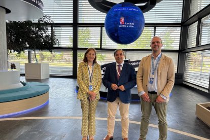 El consejero de Movilidad y Transformación Digital, José Luis Sanz Merino, visita La Cabina, el espacio de inspiración tecnológica de Telefónica
