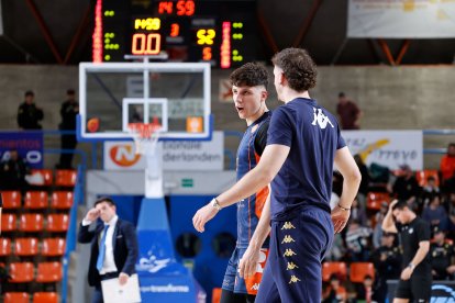 Seoane, cuyo futuro aún no se ha desvelado, charla con Parrado, que acaba de renovar.