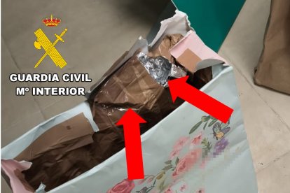 Así burlaron las alarmas con bolsas forradas en papel de aluminio.