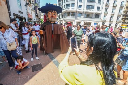 Último pasacalles de los Gigantillos, Gigantones y Danzantes en las fiestas de San Pedro 2025.