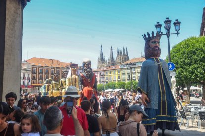 Último pasacalles de los Gigantillos, Gigantones y Danzantes en las fiestas de San Pedro 2025.