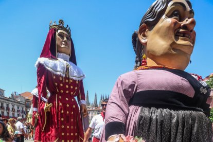Último pasacalles de los Gigantillos, Gigantones y Danzantes en las fiestas de San Pedro 2025.