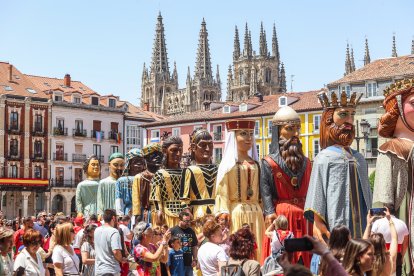 Último pasacalles de los Gigantillos, Gigantones y Danzantes en las fiestas de San Pedro 2025.