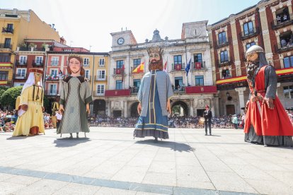 Último pasacalles de los Gigantillos, Gigantones y Danzantes en las fiestas de San Pedro 2025.
