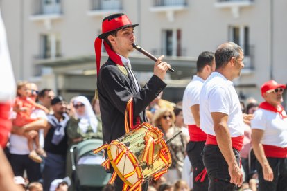 Último pasacalles de los Gigantillos, Gigantones y Danzantes en las fiestas de San Pedro 2025.
