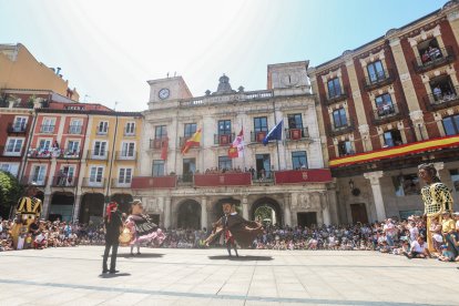 Último pasacalles de los Gigantillos, Gigantones y Danzantes en las fiestas de San Pedro 2025.