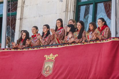 Último pasacalles de los Gigantillos, Gigantones y Danzantes en las fiestas de San Pedro 2025.