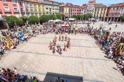 Último pasacalles de los Gigantillos, Gigantones y Danzantes en las fiestas de San Pedro 2025.