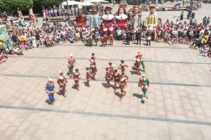Último pasacalles de los Gigantillos, Gigantones y Danzantes en las fiestas de San Pedro 2025.