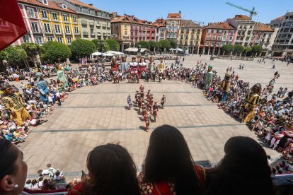 Último pasacalles de los Gigantillos, Gigantones y Danzantes en las fiestas de San Pedro 2025.