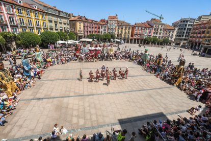 Último pasacalles de los Gigantillos, Gigantones y Danzantes en las fiestas de San Pedro 2025.