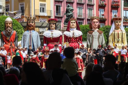 Último pasacalles de los Gigantillos, Gigantones y Danzantes en las fiestas de San Pedro 2025.