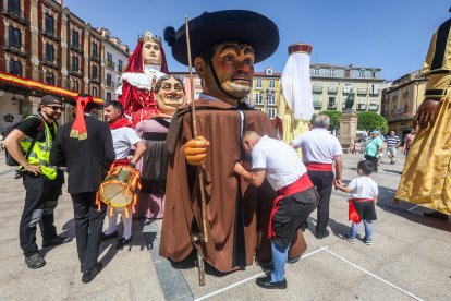 Último pasacalles de los Gigantillos, Gigantones y Danzantes en las fiestas de San Pedro 2025.