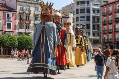 Último pasacalles de los Gigantillos, Gigantones y Danzantes en las fiestas de San Pedro 2025.