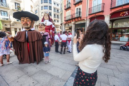 Último pasacalles de los Gigantillos, Gigantones y Danzantes en las fiestas de San Pedro 2025.