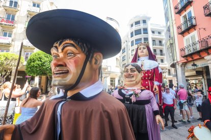 Último pasacalles de los Gigantillos, Gigantones y Danzantes en las fiestas de San Pedro 2025.