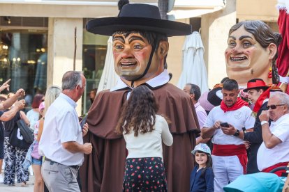 Último pasacalles de los Gigantillos, Gigantones y Danzantes en las fiestas de San Pedro 2025.