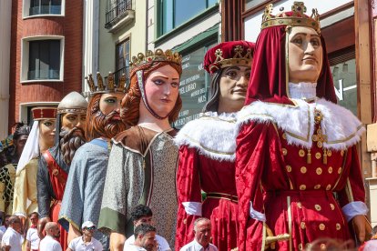 Último pasacalles de los Gigantillos, Gigantones y Danzantes en las fiestas de San Pedro 2025.