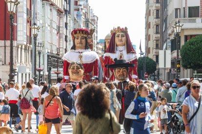 Último pasacalles de los Gigantillos, Gigantones y Danzantes en las fiestas de San Pedro 2025.