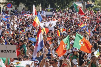 Desfile de los bailarines de 51 países que se concentran estos días en Burgos