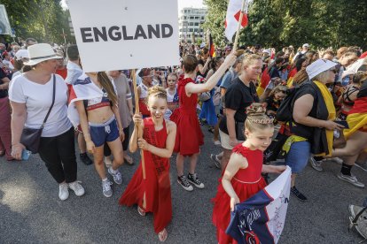 Desfile de los bailarines de 51 países que se concentran estos días en Burgos