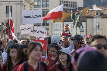 Desfile de los bailarines de 51 países que se concentran estos días en Burgos