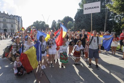 Desfile de los bailarines de 51 países que se concentran estos días en Burgos