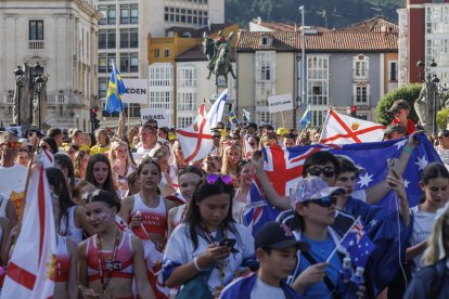 Desfile de los bailarines de 51 países que se concentran estos días en Burgos