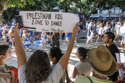 Desfile de los bailarines de 51 países que se concentran estos días en Burgos
