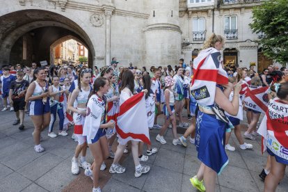 Desfile de los bailarines de 51 países que se concentran estos días en Burgos